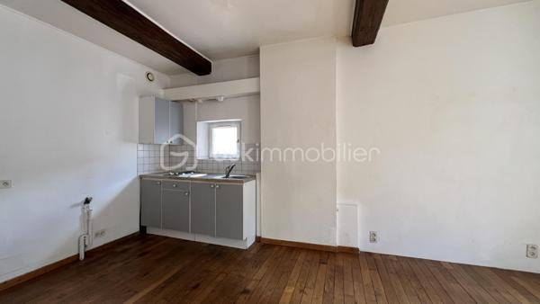 Grand T1 baigné de lumière – Potentiel duplex exceptionnel avec grenier de plus de 30 m²
Coup de cœur assuré ! 
Situé au 4e et dernier étage sans ascenseur d’un immeuble paisible, découvrez ce charmant T1 plein de cachet, bénéficiant d'une exposition idéale Sud/Ouest garantissant une belle luminosité tout au long de la journée.
Donnant entièrement sur une cour intérieure, vous profiterez d'un calme absolu ainsi que d'une agréable vue dégagée sans vis-à-vis.
Les atouts du bien :
Un cachet préservé : Superbe parquet massif dans la pièce de vie.
Un potentiel rare : Présence d'un grenier privatif de plus de 30 m² situé directement au-dessus, offrant une magnifique opportunité d'aménagement en duplex.
Confort actuel : Équipé de fenêtres en double vitrage.
Emplacement stratégique : Situé à proximité immédiate du CNSM(Conservatoire National Supérieur de Musique), un secteur très recherché tant pour y habiter que pour un investissement locatif de qualité.
À noter :
Des travaux d'isolation des murs sont à prévoir pour optimiser les performances énergétiques du logement et valoriser encore davantage son potentiel.
Surface : Grand T1 (+ Grenier de +30 m²)
Étage : 4e et dernier (sans ascenseur)
Exposition : Sud / Ouest
Idéal premier achat, investisseur ou amateur de projets de rénovation !
