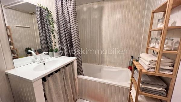 Grand T1 baigné de lumière – Potentiel duplex exceptionnel avec grenier de plus de 30 m²
Coup de cœur assuré ! 
Situé au 4e et dernier étage sans ascenseur d’un immeuble paisible, découvrez ce charmant T1 plein de cachet, bénéficiant d'une exposition idéale Sud/Ouest garantissant une belle luminosité tout au long de la journée.
Donnant entièrement sur une cour intérieure, vous profiterez d'un calme absolu ainsi que d'une agréable vue dégagée sans vis-à-vis.
Les atouts du bien :
Un cachet préservé : Superbe parquet massif dans la pièce de vie.
Un potentiel rare : Présence d'un grenier privatif de plus de 30 m² situé directement au-dessus, offrant une magnifique opportunité d'aménagement en duplex.
Confort actuel : Équipé de fenêtres en double vitrage.
Emplacement stratégique : Situé à proximité immédiate du CNSM(Conservatoire National Supérieur de Musique), un secteur très recherché tant pour y habiter que pour un investissement locatif de qualité.
À noter :
Des travaux d'isolation des murs sont à prévoir pour optimiser les performances énergétiques du logement et valoriser encore davantage son potentiel.
Surface : Grand T1 (+ Grenier de +30 m²)
Étage : 4e et dernier (sans ascenseur)
Exposition : Sud / Ouest
Idéal premier achat, investisseur ou amateur de projets de rénovation !