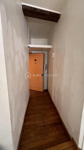 Grand T1 baigné de lumière – Potentiel duplex exceptionnel avec grenier de plus de 30 m²
Coup de cœur assuré ! 
Situé au 4e et dernier étage sans ascenseur d’un immeuble paisible, découvrez ce charmant T1 plein de cachet, bénéficiant d'une exposition idéale Sud/Ouest garantissant une belle luminosité tout au long de la journée.
Donnant entièrement sur une cour intérieure, vous profiterez d'un calme absolu ainsi que d'une agréable vue dégagée sans vis-à-vis.
Les atouts du bien :
Un cachet préservé : Superbe parquet massif dans la pièce de vie.
Un potentiel rare : Présence d'un grenier privatif de plus de 30 m² situé directement au-dessus, offrant une magnifique opportunité d'aménagement en duplex.
Confort actuel : Équipé de fenêtres en double vitrage.
Emplacement stratégique : Situé à proximité immédiate du CNSM(Conservatoire National Supérieur de Musique), un secteur très recherché tant pour y habiter que pour un investissement locatif de qualité.
À noter :
Des travaux d'isolation des murs sont à prévoir pour optimiser les performances énergétiques du logement et valoriser encore davantage son potentiel.
Surface : Grand T1 (+ Grenier de +30 m²)
Étage : 4e et dernier (sans ascenseur)
Exposition : Sud / Ouest
Idéal premier achat, investisseur ou amateur de projets de rénovation !