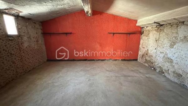 Grand T1 baigné de lumière – Potentiel duplex exceptionnel avec grenier de plus de 30 m²
Coup de cœur assuré ! 
Situé au 4e et dernier étage sans ascenseur d’un immeuble paisible, découvrez ce charmant T1 plein de cachet, bénéficiant d'une exposition idéale Sud/Ouest garantissant une belle luminosité tout au long de la journée.
Donnant entièrement sur une cour intérieure, vous profiterez d'un calme absolu ainsi que d'une agréable vue dégagée sans vis-à-vis.
Les atouts du bien :
Un cachet préservé : Superbe parquet massif dans la pièce de vie.
Un potentiel rare : Présence d'un grenier privatif de plus de 30 m² situé directement au-dessus, offrant une magnifique opportunité d'aménagement en duplex.
Confort actuel : Équipé de fenêtres en double vitrage.
Emplacement stratégique : Situé à proximité immédiate du CNSM(Conservatoire National Supérieur de Musique), un secteur très recherché tant pour y habiter que pour un investissement locatif de qualité.
À noter :
Des travaux d'isolation des murs sont à prévoir pour optimiser les performances énergétiques du logement et valoriser encore davantage son potentiel.
Surface : Grand T1 (+ Grenier de +30 m²)
Étage : 4e et dernier (sans ascenseur)
Exposition : Sud / Ouest
Idéal premier achat, investisseur ou amateur de projets de rénovation !