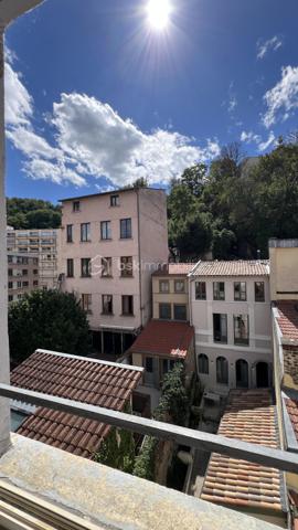 Grand T1 baigné de lumière – Potentiel duplex exceptionnel avec grenier de plus de 30 m²
Coup de cœur assuré ! 
Situé au 4e et dernier étage sans ascenseur d’un immeuble paisible, découvrez ce charmant T1 plein de cachet, bénéficiant d'une exposition idéale Sud/Ouest garantissant une belle luminosité tout au long de la journée.
Donnant entièrement sur une cour intérieure, vous profiterez d'un calme absolu ainsi que d'une agréable vue dégagée sans vis-à-vis.
Les atouts du bien :
Un cachet préservé : Superbe parquet massif dans la pièce de vie.
Un potentiel rare : Présence d'un grenier privatif de plus de 30 m² situé directement au-dessus, offrant une magnifique opportunité d'aménagement en duplex.
Confort actuel : Équipé de fenêtres en double vitrage.
Emplacement stratégique : Situé à proximité immédiate du CNSM(Conservatoire National Supérieur de Musique), un secteur très recherché tant pour y habiter que pour un investissement locatif de qualité.
À noter :
Des travaux d'isolation des murs sont à prévoir pour optimiser les performances énergétiques du logement et valoriser encore davantage son potentiel.
Surface : Grand T1 (+ Grenier de +30 m²)
Étage : 4e et dernier (sans ascenseur)
Exposition : Sud / Ouest
Idéal premier achat, investisseur ou amateur de projets de rénovation !
