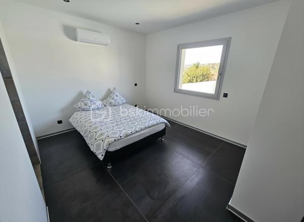 Une réalisation contemporaine confidentielle, pensée dans les moindres détails.
À Villerest, dans un environnement résidentiel particulièrement paisible, cette propriété contemporaine d’environ 185 m² habitables se distingue par son architecture, ses volumes et la qualité de ses prestations.
Achevée en 2023 et implantée sur un terrain d’environ 1 000 m², elle a été conçue autour d’une idée forte : privilégier les volumes, la lumière et la relation entre les espaces intérieurs et extérieurs.
Quelques marches suffisent à rejoindre le niveau principal de la maison, qui se développe ensuite entièrement de plain-pied. Une configuration particulièrement confortable et parfaitement adaptée à une vie familiale comme à une réception élégante.

La pièce maîtresse est sans conteste la pièce de vie de près de 90 m² avec sa cuisine entièrement équipée, espace repas et salon s’y articulent naturellement dans un volume spectaculaire, largement ouvert sur l’extérieur.
Les nombreuses baies vitrées et ouvertures offrent une luminosité exceptionnelle et permettent à la lumière naturelle d’accompagner les différents moments de la journée.
L’espace nuit se compose de trois chambres avec salles de bains privatives, tandis qu’une aile indépendante accueille une véritable suite parentale, composée d’une chambre, d’un grand dressing et d’une salle de bains raffinée avec douche, baignoire et WC.

À l’extérieur, la terrasse exposée sud-ouest prolonge naturellement les espaces de réception. Elle accueille une piscine à débordement et offre une agréable ouverture visuelle sur le lac de Villerest.

La propriété bénéficie également d’équipements à la hauteur de son architecture : grandes baies vitrées, BSO dans la pièce de vie, volets roulants dans les chambres, climatisation réversible, stores bannes, portail coulissant et garage double.

L’ensemble est complété par des extérieurs soigneusement aménagés, une vaste cour d’accueil et un espace végétalisé préservant l’intimité de la propriété.

Un bien rare sur le secteur, destiné à une clientèle à la recherche d’une architecture contemporaine affirmée, de volumes exceptionnels et d’un environnement privilégié.
