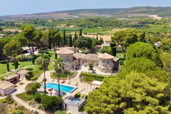 Propriété de caractère de 615 m2 sur 25 000 m2 de terrain
