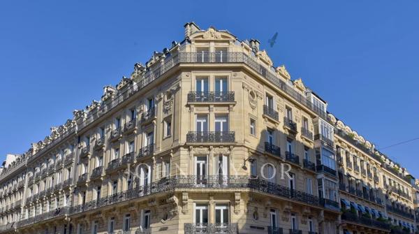 Appartement haussmannien, entouré de balcons, au 5e étage