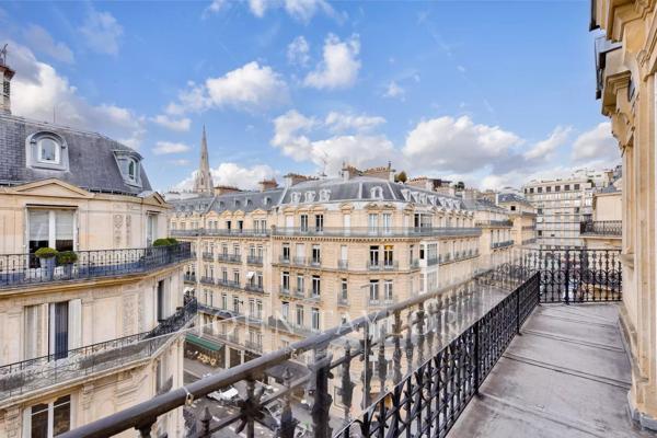 Appartement haussmannien, entouré de balcons, au 5e étage
