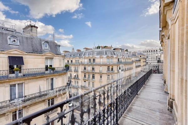 Appartement haussmannien, entouré de balcons, au 5e étage
