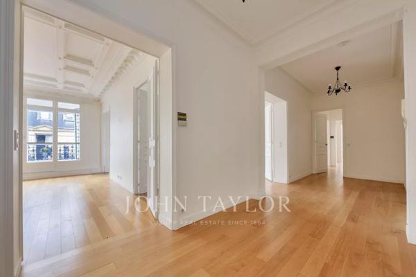 Appartement haussmannien, entouré de balcons, au 5e étage