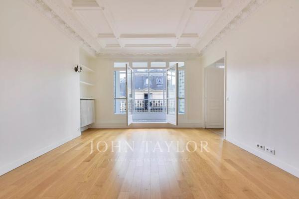 Appartement haussmannien, entouré de balcons, au 5e étage