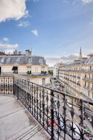 Appartement haussmannien, entouré de balcons, au 5e étage