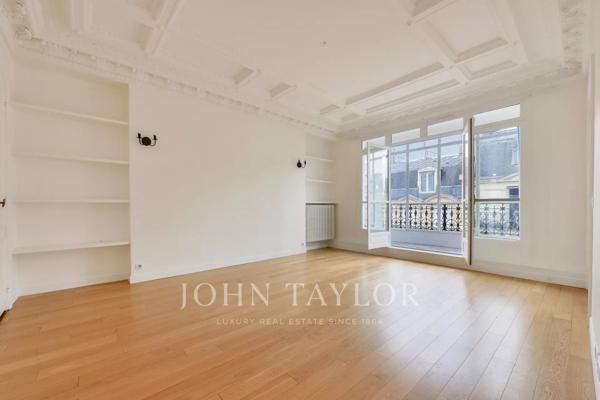 Appartement haussmannien, entouré de balcons, au 5e étage