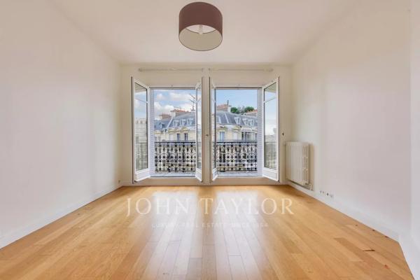 Appartement haussmannien, entouré de balcons, au 5e étage