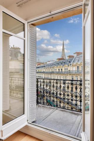 Appartement haussmannien, entouré de balcons, au 5e étage
