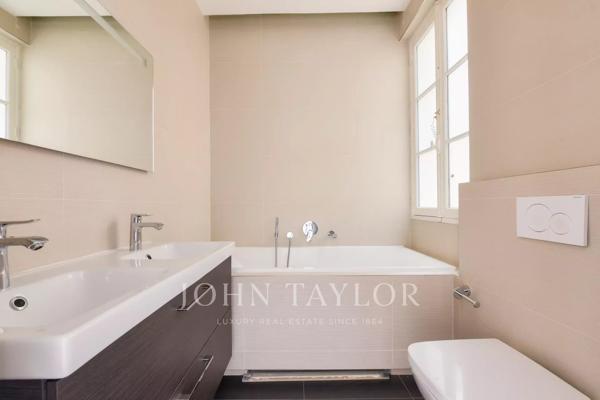 Appartement haussmannien, entouré de balcons, au 5e étage