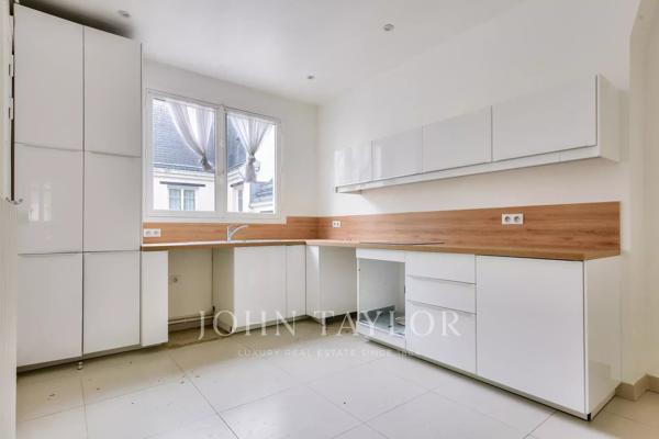Appartement haussmannien, entouré de balcons, au 5e étage