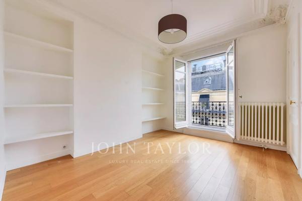 Appartement haussmannien, entouré de balcons, au 5e étage