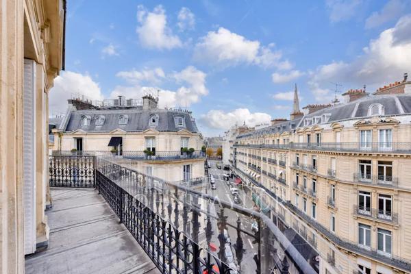 Appartement haussmannien, entouré de balcons, au 5e étage