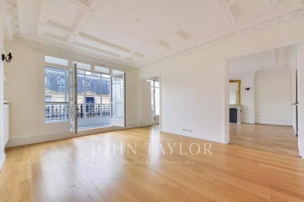 Appartement haussmannien, entouré de balcons, au 5e étage