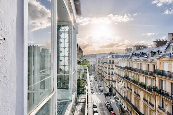 Appartement haussmannien, entouré de balcons, au 5e étage