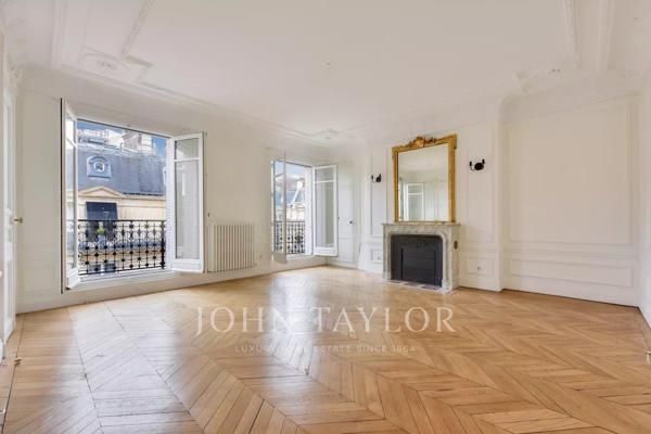 Appartement haussmannien, entouré de balcons, au 5e étage