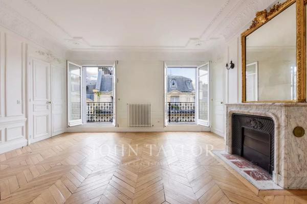 Appartement haussmannien, entouré de balcons, au 5e étage