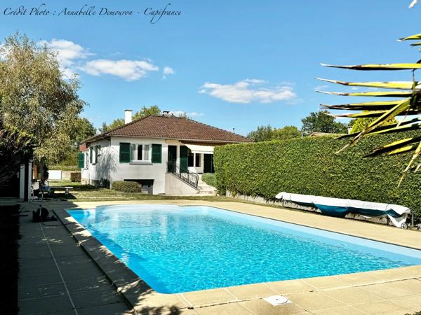 MOZAC – Maison de plain-pied 3 chambres/bureau – PISCINE – TERRAIN divisible de 2324 M² – Garages