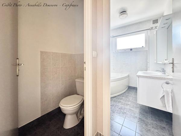 MOZAC – Maison de plain-pied 3 chambres/bureau – PISCINE – TERRAIN divisible de 2324 M² – Garages