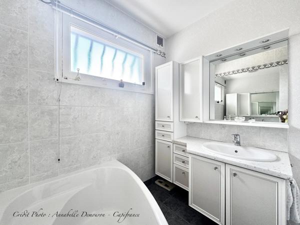 MOZAC – Maison de plain-pied 3 chambres/bureau – PISCINE – TERRAIN divisible de 2324 M² – Garages