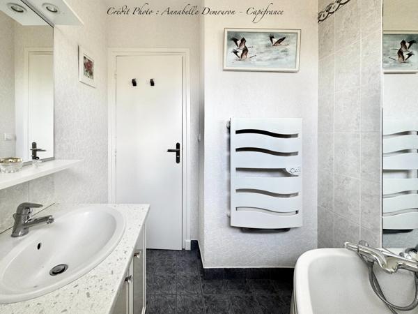 MOZAC – Maison de plain-pied 3 chambres/bureau – PISCINE – TERRAIN divisible de 2324 M² – Garages