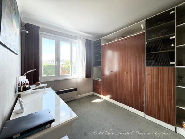 MOZAC – Maison de plain-pied 3 chambres/bureau – PISCINE – TERRAIN divisible de 2324 M² – Garages