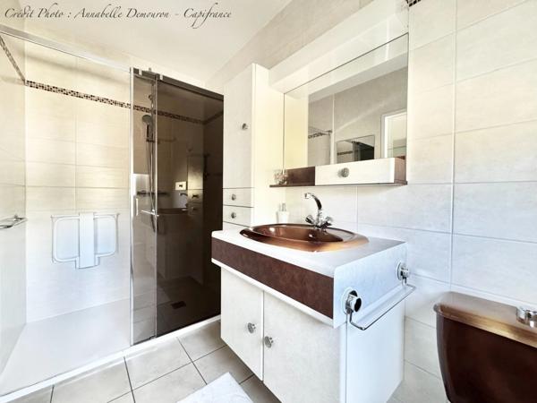 MOZAC – Maison de plain-pied 3 chambres/bureau – PISCINE – TERRAIN divisible de 2324 M² – Garages