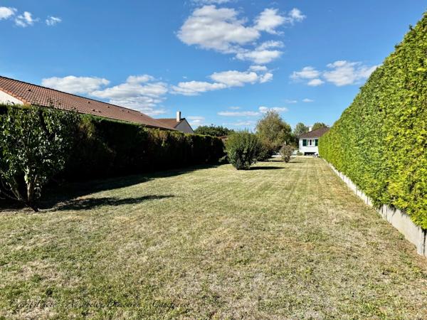 MOZAC – Maison de plain-pied 3 chambres/bureau – PISCINE – TERRAIN divisible de 2324 M² – Garages