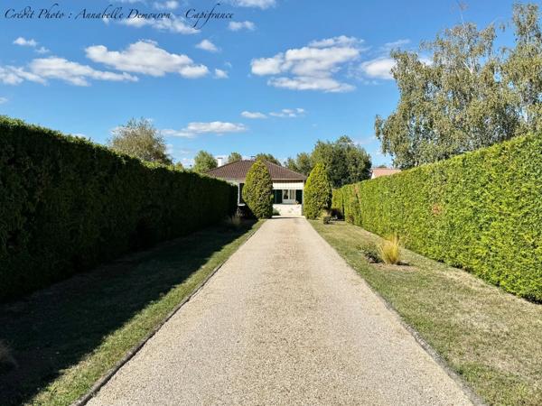 MOZAC – Maison de plain-pied 3 chambres/bureau – PISCINE – TERRAIN divisible de 2324 M² – Garages