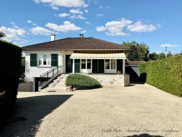 MOZAC – Maison de plain-pied 3 chambres/bureau – PISCINE – TERRAIN divisible de 2324 M² – Garages