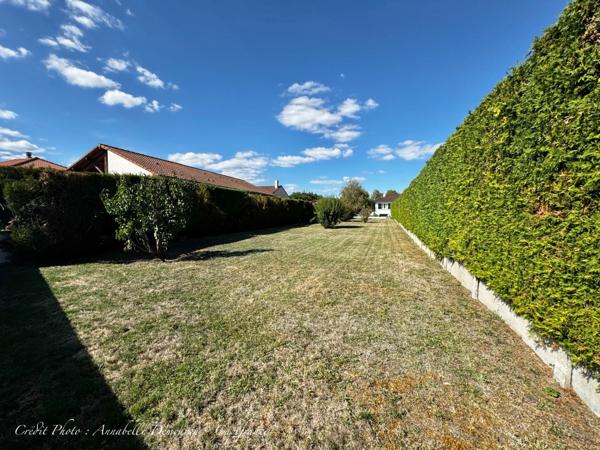 MOZAC – Maison de plain-pied 3 chambres/bureau – PISCINE – TERRAIN divisible de 2324 M² – Garages