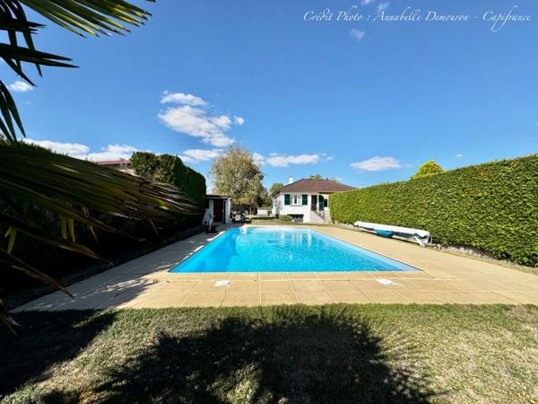 MOZAC – Maison de plain-pied 3 chambres/bureau – PISCINE – TERRAIN divisible de 2324 M² – Garages