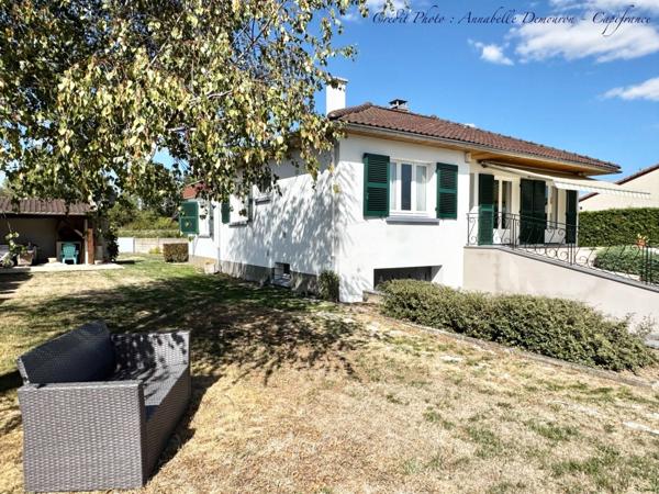 MOZAC – Maison de plain-pied 3 chambres/bureau – PISCINE – TERRAIN divisible de 2324 M² – Garages