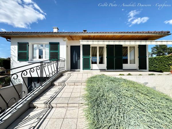 MOZAC – Maison de plain-pied 3 chambres/bureau – PISCINE – TERRAIN divisible de 2324 M² – Garages
