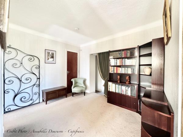 MOZAC – Maison de plain-pied 3 chambres/bureau – PISCINE – TERRAIN divisible de 2324 M² – Garages