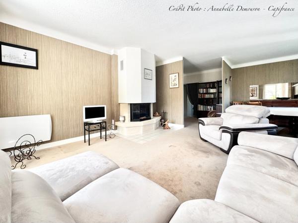 MOZAC – Maison de plain-pied 3 chambres/bureau – PISCINE – TERRAIN divisible de 2324 M² – Garages