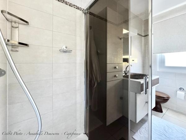 MOZAC – Maison de plain-pied 3 chambres/bureau – PISCINE – TERRAIN divisible de 2324 M² – Garages