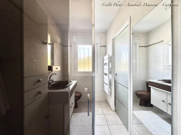 MOZAC – Maison de plain-pied 3 chambres/bureau – PISCINE – TERRAIN divisible de 2324 M² – Garages