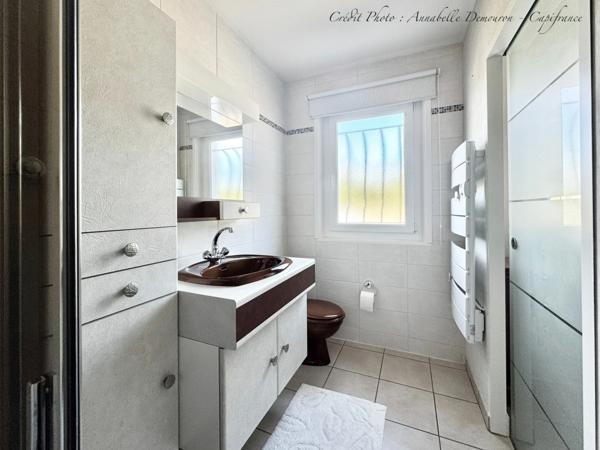 MOZAC – Maison de plain-pied 3 chambres/bureau – PISCINE – TERRAIN divisible de 2324 M² – Garages