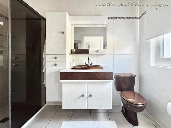 MOZAC – Maison de plain-pied 3 chambres/bureau – PISCINE – TERRAIN divisible de 2324 M² – Garages