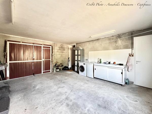 MOZAC – Maison de plain-pied 3 chambres/bureau – PISCINE – TERRAIN divisible de 2324 M² – Garages