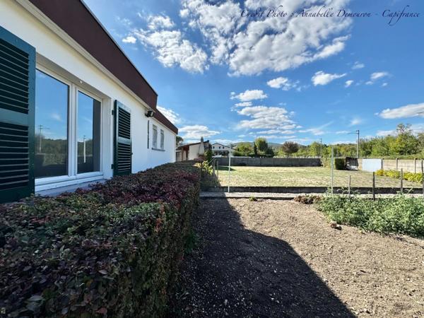 MOZAC – Maison de plain-pied 3 chambres/bureau – PISCINE – TERRAIN divisible de 2324 M² – Garages
