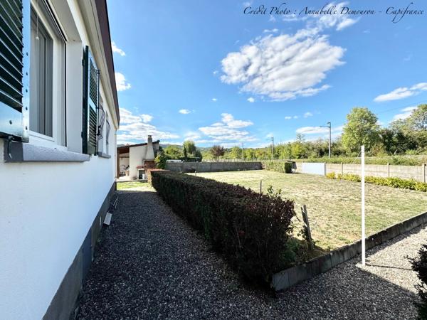 MOZAC – Maison de plain-pied 3 chambres/bureau – PISCINE – TERRAIN divisible de 2324 M² – Garages