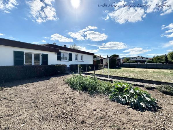 MOZAC – Maison de plain-pied 3 chambres/bureau – PISCINE – TERRAIN divisible de 2324 M² – Garages