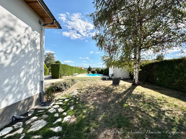 MOZAC – Maison de plain-pied 3 chambres/bureau – PISCINE – TERRAIN divisible de 2324 M² – Garages