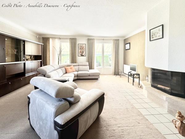 MOZAC – Maison de plain-pied 3 chambres/bureau – PISCINE – TERRAIN divisible de 2324 M² – Garages