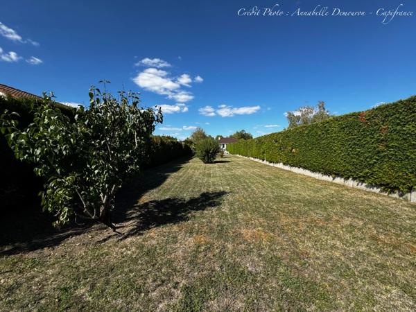 MOZAC – Maison de plain-pied 3 chambres/bureau – PISCINE – TERRAIN divisible de 2324 M² – Garages